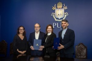 A presidente do Alumni PUC-Rio, Barbara Cristhian, os doadores, Carlos Infante de Castro e Belkiss Ferraz de Castro, e o reitor da PUC-Rio, padre Anderson Pedroso, assinam o termo de doação — Foto: Patrick Mattos - Comunicar / PUC-Rio